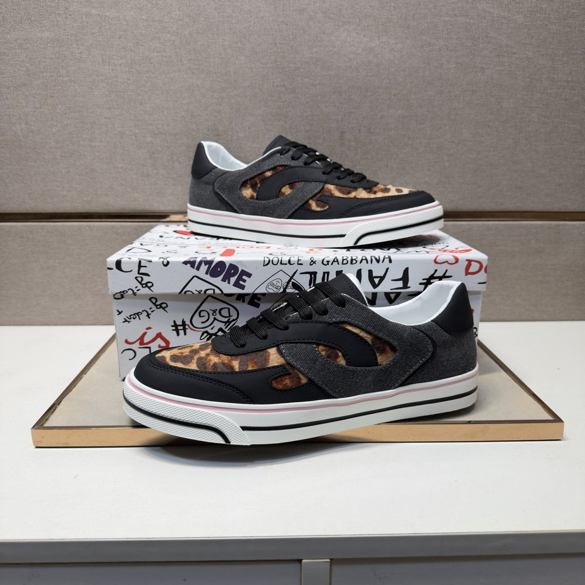 Dolce & Gabbana Men's Low-Top Sneakers — model